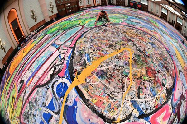 بزرگ‌ترین نقاشی دنیا,هنرمند ۴۴ ساله بریتانیایی