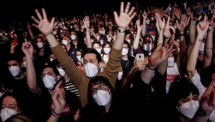 تصاویر کنسرت با ماسک برای اولین بار در اسپانیا,عکس های کنسرت با ماسک,تصاویر برگزرای کنسرت در شرایط کرونا در اسپانیا