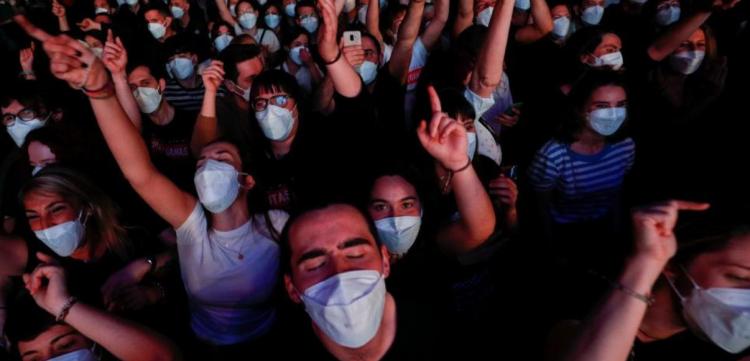 تصاویر کنسرت با ماسک برای اولین بار در اسپانیا,عکس های کنسرت با ماسک,تصاویر برگزرای کنسرت در شرایط کرونا در اسپانیا