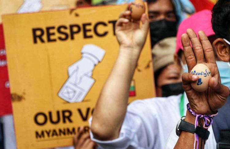 تصاویر تخم مرغ رنگی تزئین اعتراضات میانمار,تصاویر اعتراضات در میانمار,عکس های تظاهرات اعتراضی در میانمار