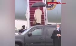 فیلم/ تلاش بایدن برای زمین نخوردن روی پله هواپیما