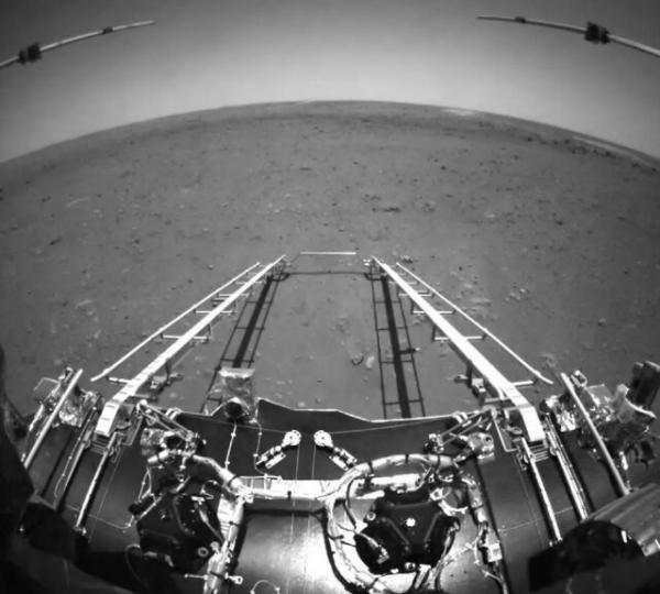 نخستین تصاویر مریخ‌نورد چینی از سطح مریخ,مریخ