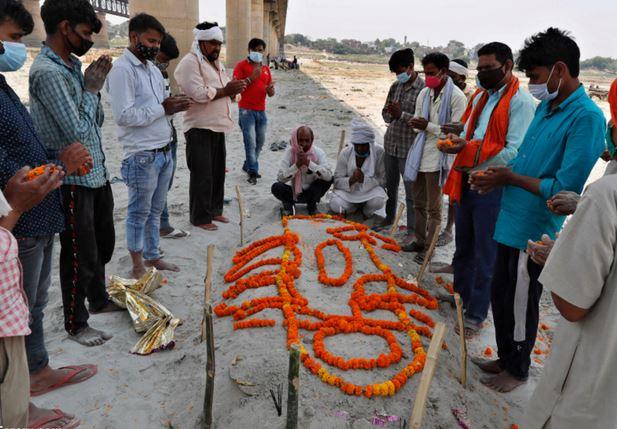 تصاویر بیرون آمدن اجساد کرونایی از قبر بر اثر بارش باران در هند,عکس های لباس اجساد دفن شده در قبر‌های کم‌عمق هند,تصاویری از اجساد کرونایی در هند
