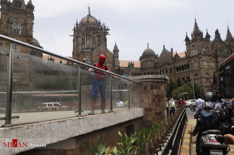 تصاویر مرد عنکبوتی در هند,وعکس های مرد عنکبوتی برای نجات شهر بمبئی,تصاویر کمک مرد عنکبوتی به مردم هند