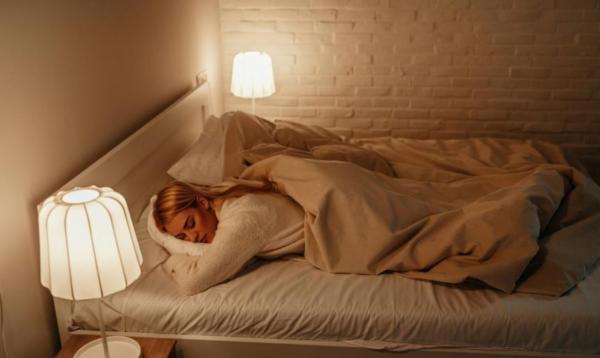 مضرات خوابیدن در معرض نور لامپ,چاقی با خوابیدن در نور