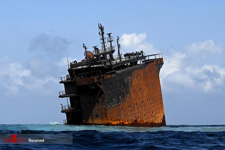 تصاویر غرق شدن کشتی باری در سریلانکا,عکس های غرق شدن کشتی باری در سریلانکا,غرق کشتی باری در سریکلانکا