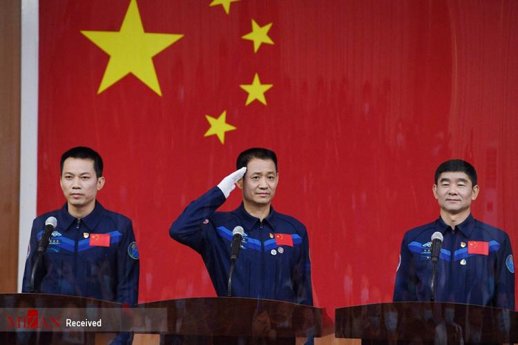 تصاویر پرتاب سه فضانورد چینی به فضا,عکس های فضانوردان چینی,تصاویر پرتاب فضانوردان چینی