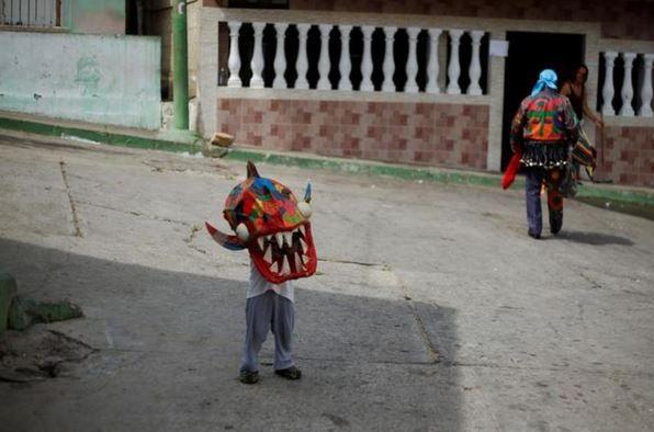 تصاویر شیاطین رقصنده خواستار پایان کرونا,عکس های شیاطین رقصنده در ونزوئلا,تصاویر شیاطین رقصنده ونزوئلایی