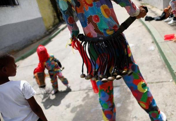 تصاویر شیاطین رقصنده خواستار پایان کرونا,عکس های شیاطین رقصنده در ونزوئلا,تصاویر شیاطین رقصنده ونزوئلایی