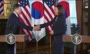 فیلم/ حرکت جنحالی «هریس» در دیدار با رئیس‌جمهور کره‌جنوبی