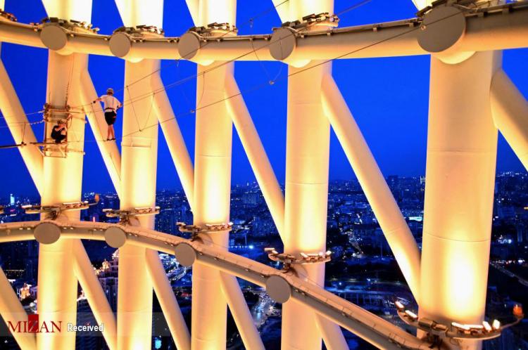 تصاویر پیاده روی با طناب روی بلندترین برج تلویزیونی چین,عکس های پیاده روی با طناب,تصاویر پیاده روی با طناب در چین