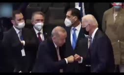 فیلم/ مشت زنی جنجالی جو بایدن در دیدار با اردوغان