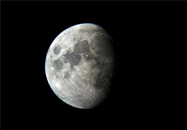 ماه,تصویر تکه‌ای از ماه در زمین