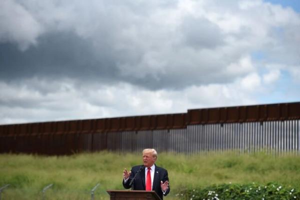 دونالد ترامپ,بازدید ترامپ از دیوار مرزی با مکزیک