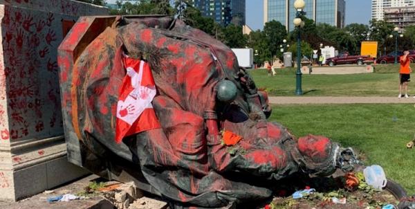 اعتراضات در کانادا,سرنگونی مجسمه ملکه فعلی و پیشین انگلیس در کانادا