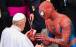 تصاویر هدیه مرد عنکبوتی به پاپ فرانسیس,دیدار مرد عنکبوتی و پاپ,تصاویر دیدار مرد عنکبوتی با پاپ فرانسیس