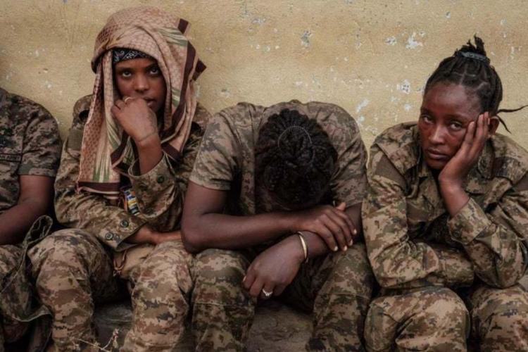 تصاویر پیاده روی ۷۵ کیلومتری ۷ هزار سرباز اسیر ارتش اتیوپی,عکس های پیاده روی سربازان اتیوپی,تصاویر سربازان اتیوپی
