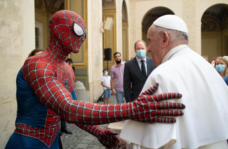 تصاویر هدیه مرد عنکبوتی به پاپ فرانسیس,دیدار مرد عنکبوتی و پاپ,تصاویر دیدار مرد عنکبوتی با پاپ فرانسیس
