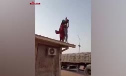 فیلم/ پایین کشیدن پرچم رسمى افغانستان از ساختمان گمرک اسلام‌قلعه