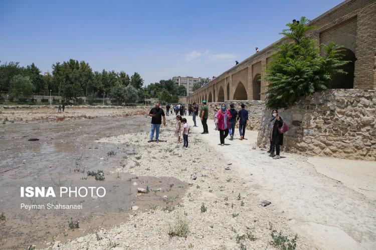 تصاویر جاری شدن آب در زاینده رود,عکس های خوشحالی مردم از ورود آب به زاینده رود,تصاویر استقبال مردم اصفهان از جاری شدن آب در پل خواجو