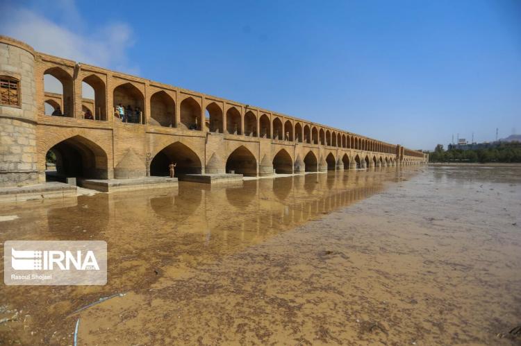 تصاویر جاری شدن آب در زاینده رود,عکس های خوشحالی مردم از ورود آب به زاینده رود,تصاویر استقبال مردم اصفهان از جاری شدن آب در پل خواجو