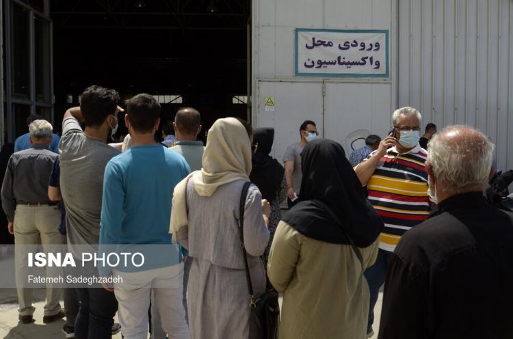 تصاویر صف طولانی واکسیناسیون کرونا در اصفهان,عکس های صف طولانی واکسیناسیون,تصاویر صف واکسن کرونا در اصفهان