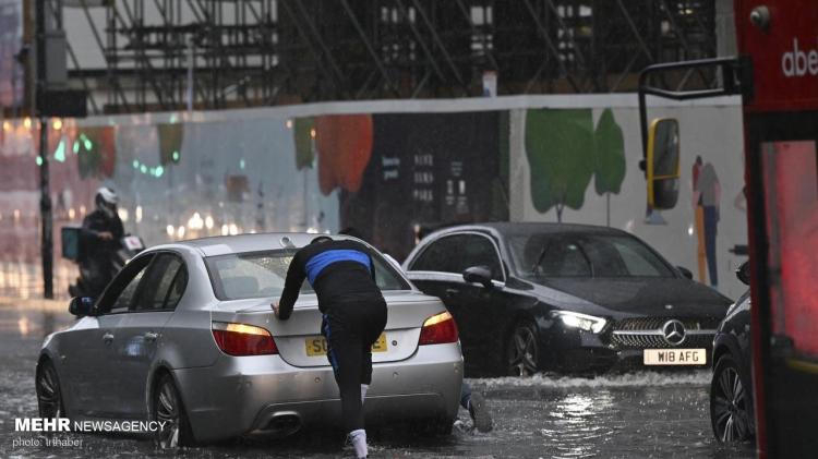 تصاویر آب گرفتگی خیابان های لندن به دلیل سیل و طوفان,عکس های سیل در لندن,تصاویر سیل در انگلیس