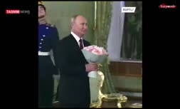 فیلم/ حاشیه‌های دیدار رئیس جمهور روسیه و صدراعظم آلمان؛ از دسته‌گل پوتین تا زنگ‌خوردن تلفن مرکل