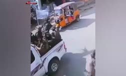 فیلم/ برخورد طالبان با حمل کنندگان پرچم افغانستان