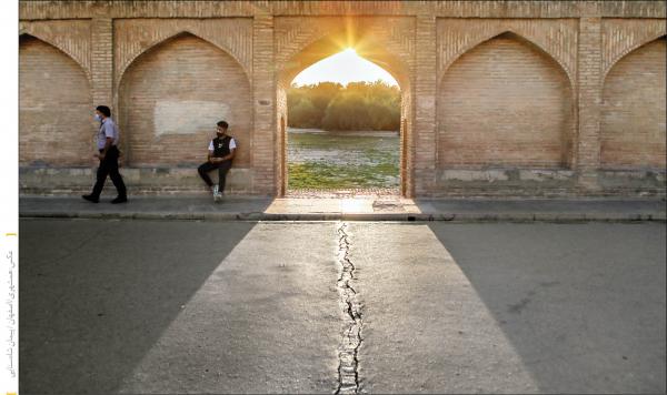 فرونشست در اصفهان,ترک خوردن پل خواجو و سی و سه پل