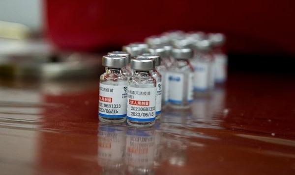 واکسیناسیون خانواده های کادر درمان و دانش اموزان,دانش‌آموزان پرخطر در اولویت واکسن