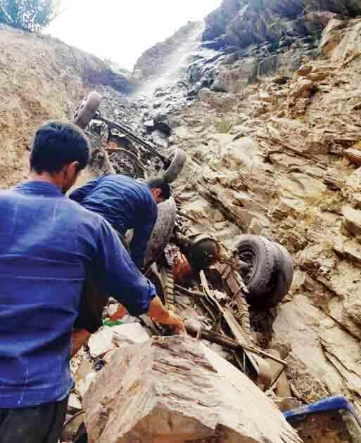 حادثه در جاده کامیاران,واژگونی مینی‌بوس در دره مرگ