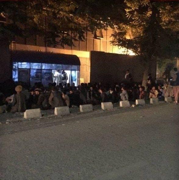 تجمع شبانه در مقابل بانک کابل,تجمعات در افغانستان