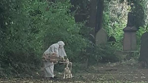 حرکات عجیب زن راهبه با اسکلت در قبرستان,حرکات عجیب یک زن راهبه در قبرستان