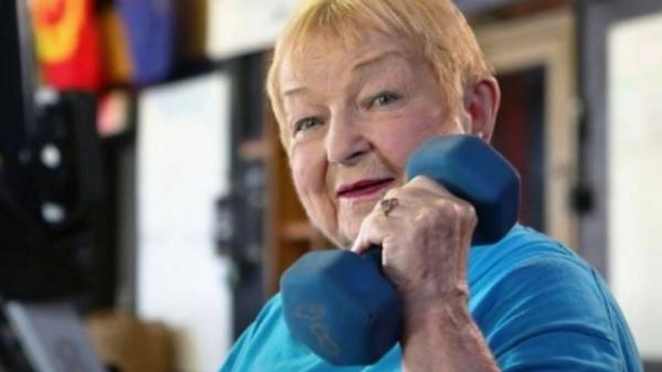 رکوردشکنی مادربزرگ ۱۰۰ساله در رشته وزنه‌برداری,مهارت یک پیرزن در وزنه برداری
