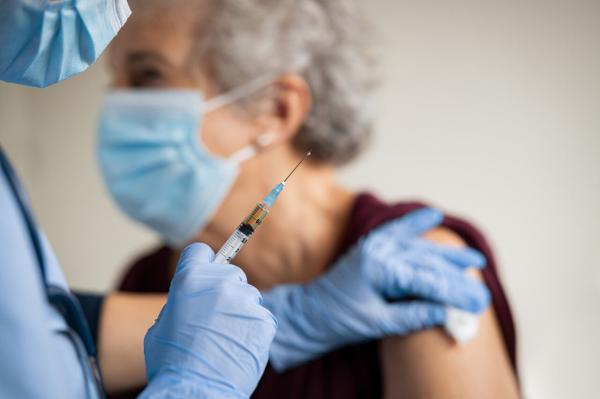 واکسن کووید19, دز سوم به سالمندان در فرانسه