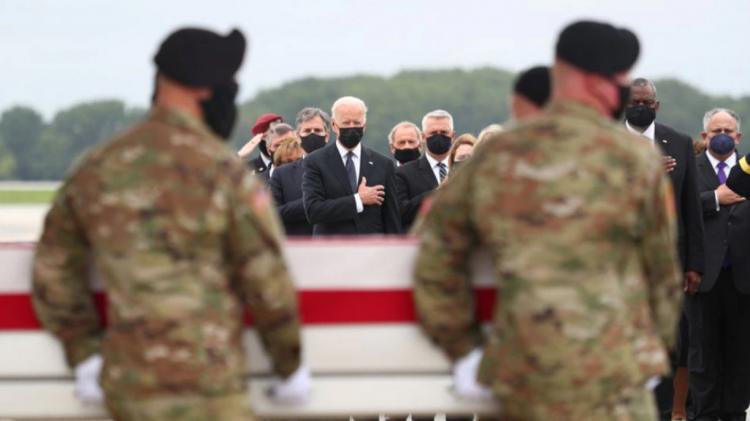 تصاویر بایدن و همسرش در مراسم استقبال از پیکر سربازان آمریکایی,عکس های بایدن در استقبال از پیکر سربازان آمریکایی,تصاویر پیکر سربازان آمریکایی