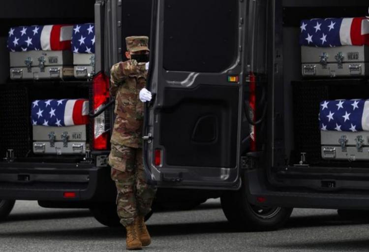 تصاویر بایدن و همسرش در مراسم استقبال از پیکر سربازان آمریکایی,عکس های بایدن در استقبال از پیکر سربازان آمریکایی,تصاویر پیکر سربازان آمریکایی