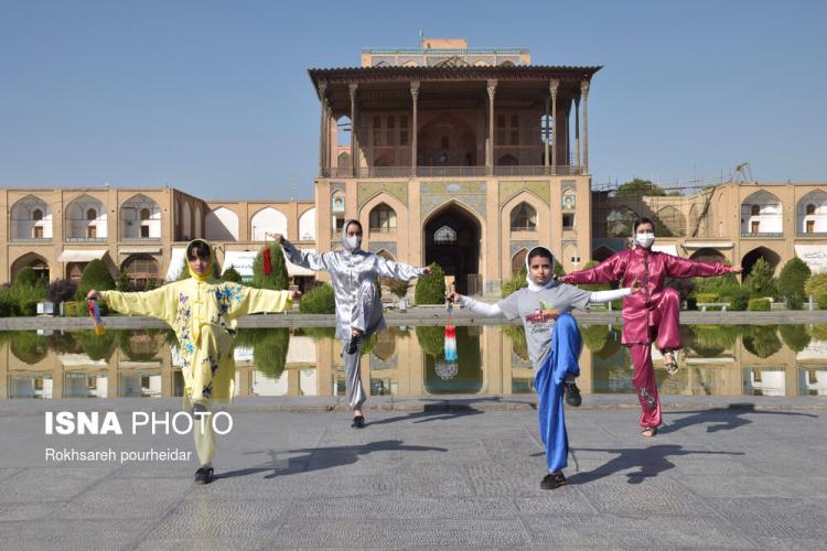 تصاویر حرکات تایچی در اصفهان,تصاویر اجرای حرکات تایچی در میدان نقش جهان,عکس های ووشو کاران اصفهانی در میدان نقش جهان