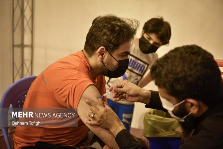 تصاویر واکسیناسیون شبانه در تهران,عکس های واکسیناسیون کرونا در تهران,عکس های واکسن زدن در تهران