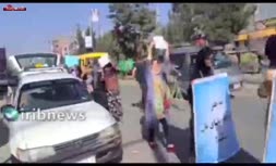 فیلم/ ادامه تظاهرات در کابل و حمله طالبان با چوب دستی به زنان