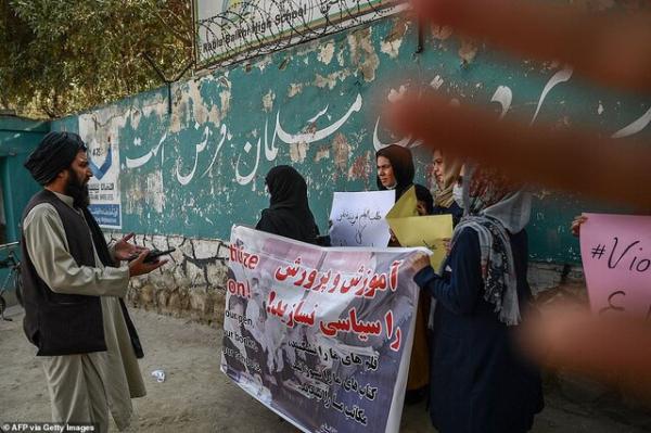 طالبان,سرکوب تجمع زنان در کابل توسط طالبان