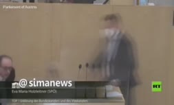 فیلم | بیهوش شدن نماینده مجلس اتریش هنگام سخنرانی!