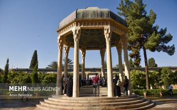 تصاویر گلباران آرامگاه حافظ در شیراز,عکس های گلباران آرامگاه حافظ در شیراز,تصاویری از گلباران آرامگاه حافظ