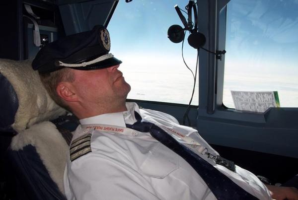 خوابیدن هنگام پرواز هواپیما,نظرسنجی از خلبان‌ها درباره خوابیدن در آسمان