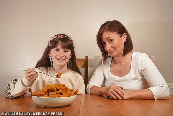 خوردن ناگت مرغ توسط یک دختر,ناگت خوری 10 ساله یک دختر
