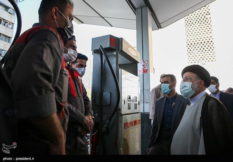 تصاویر حضور رئیسی در جایگاه توزیع سوخت,عکس های ابراهیم رئیسی در پمپ بنزین,تصاویر ابراهیم رئیسی در جایگاه های سوخت