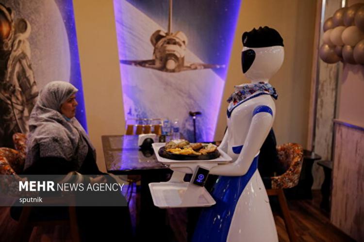 تصاویر ربات های گارسون در رستوران موصل,عکس هایی از ربات ها در موصل,تصاویر ربات های گارسون در موصل عراق