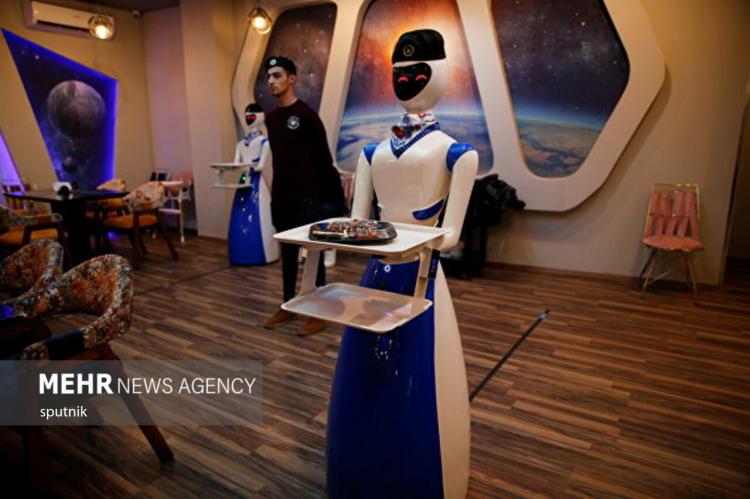 تصاویر ربات های گارسون در رستوران موصل,عکس هایی از ربات ها در موصل,تصاویر ربات های گارسون در موصل عراق