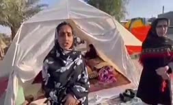 فیلم | وضعیت ناگوار مردم زلزله‌‌زده استان هرمزگان؛ زندگی ۶ خانوار در یک چادر!